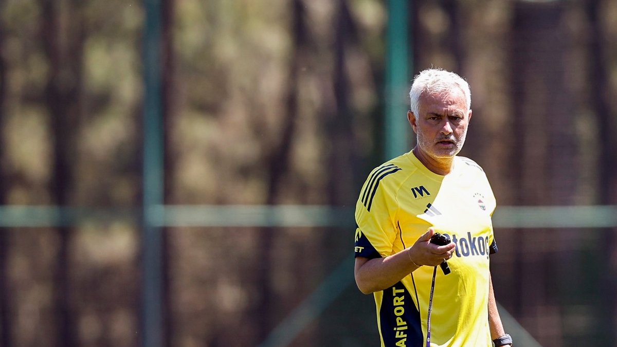 TRANSFER HABERİ: Fenerbahçe'de 2 ayrılık birden! Mourinho biletlerini kesti TRANSFER HABERİ: Fenerbahçe'de 2 ayrılık birden! Mourinho biletlerini kesti