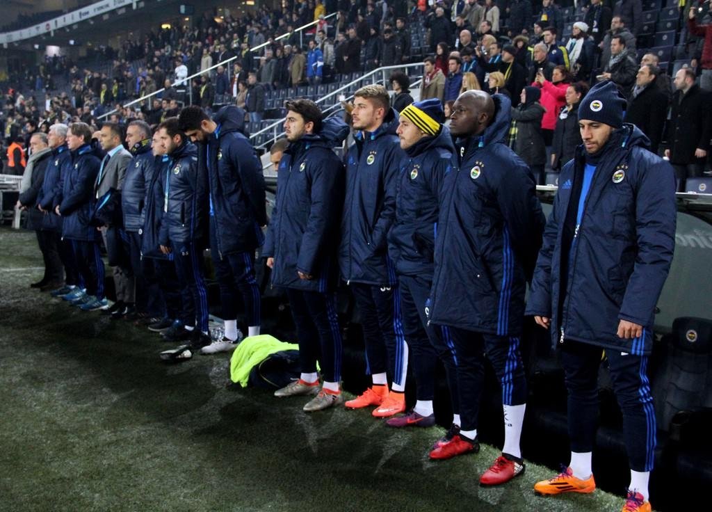 Seremoniye polislerle beraber çıktılar