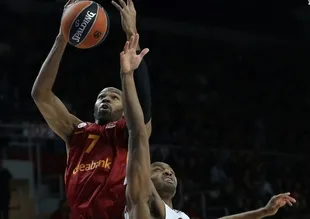 Galatasaray Odeabank evinde Armani Milano engelini geçti