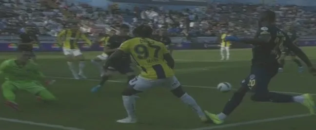 VAR'ın müdahalesiyle Fenerbahçe penaltı kazandı! İşte o pozisyon - 1