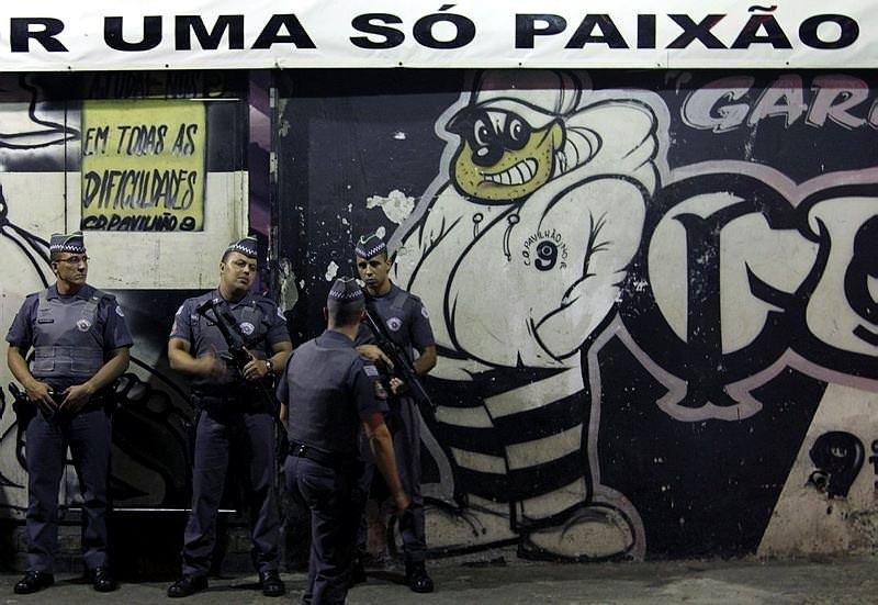 Brezilya’da 9 taraftarın başına kurşun sıktılar