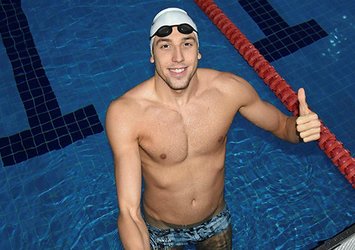 Emre Sakçı 50 metre serbest ve 100 metre kurbağalamada yarı finale yükseldi