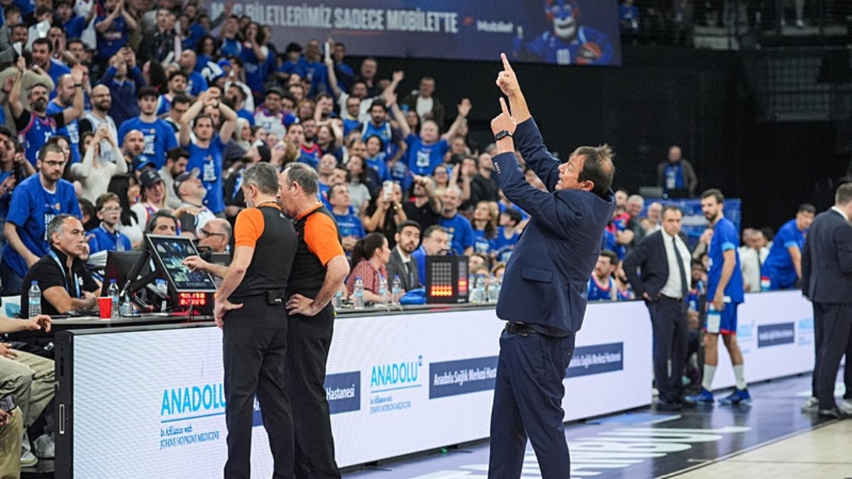 Anadolu Efes tribünleriyle Ergin Ataman arasında şok gerginlik! Anadolu Efes tribünleriyle Ergin Ataman arasında şok gerginlik!