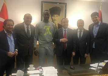 Galatasaray bariyerleri yıktı