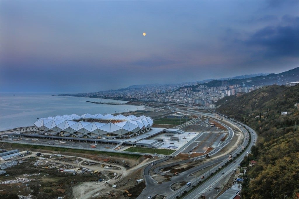 Akyazı Stadı’nda çim serimi bitti