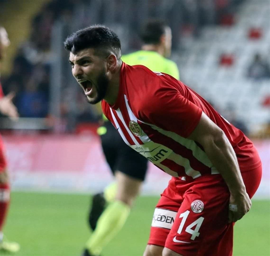 Mustafa El Kebir’in göbeği olay oldu!