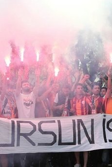 Galatasaray taraftarı Florya'yı bastı!