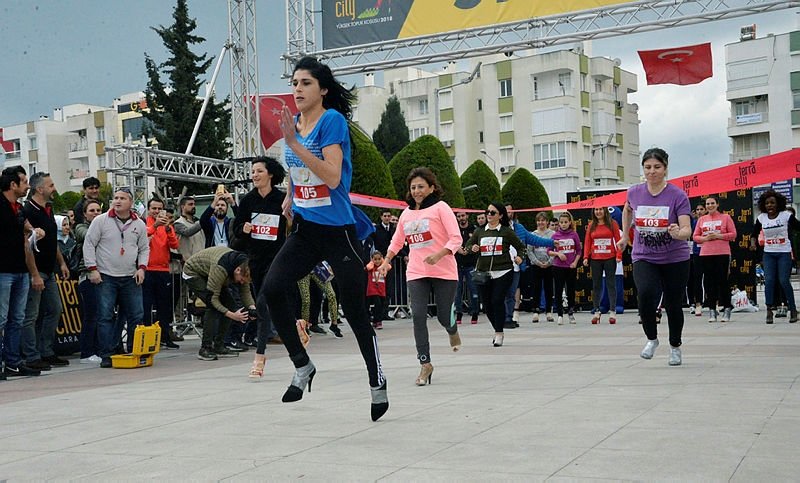 Antalya’da Yüksek Topuk Koşusu