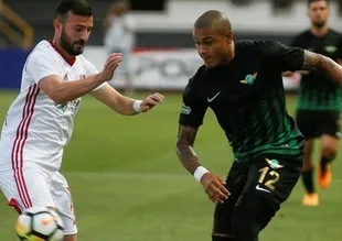 Akhisar tek attı üç aldı
