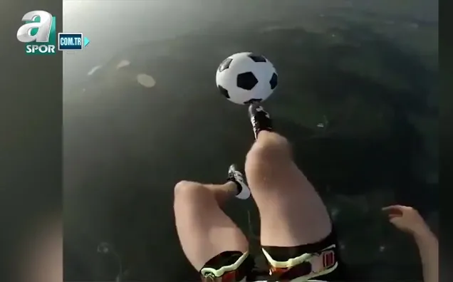 Binlerce metre yüksekte top sektirdi ️
