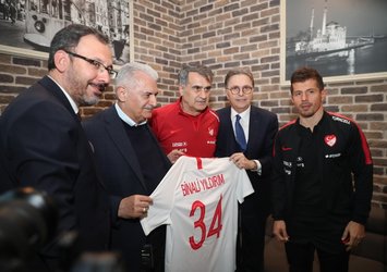 Binali Yıldırım'dan A Milli Takım’a ziyaret