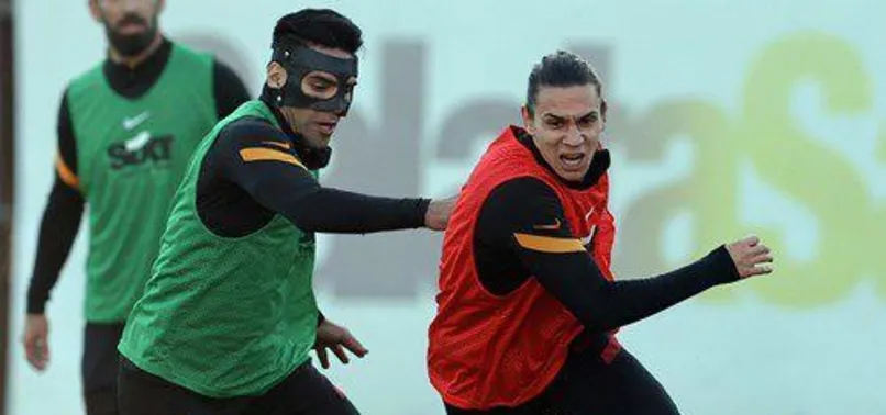 Galatasaray'da Falcao maske ile çalıştı!