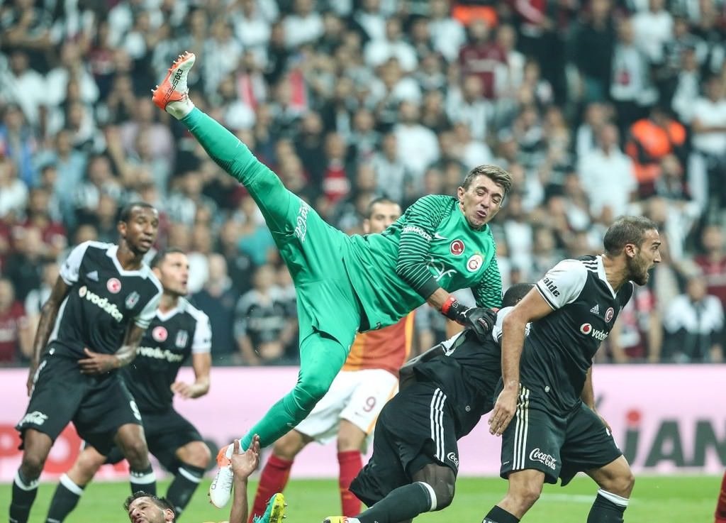 Muslera’ya kale dar geliyor