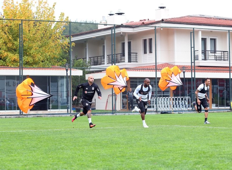 Beşiktaş’ta 3 isimle yollar ayrılıyor!