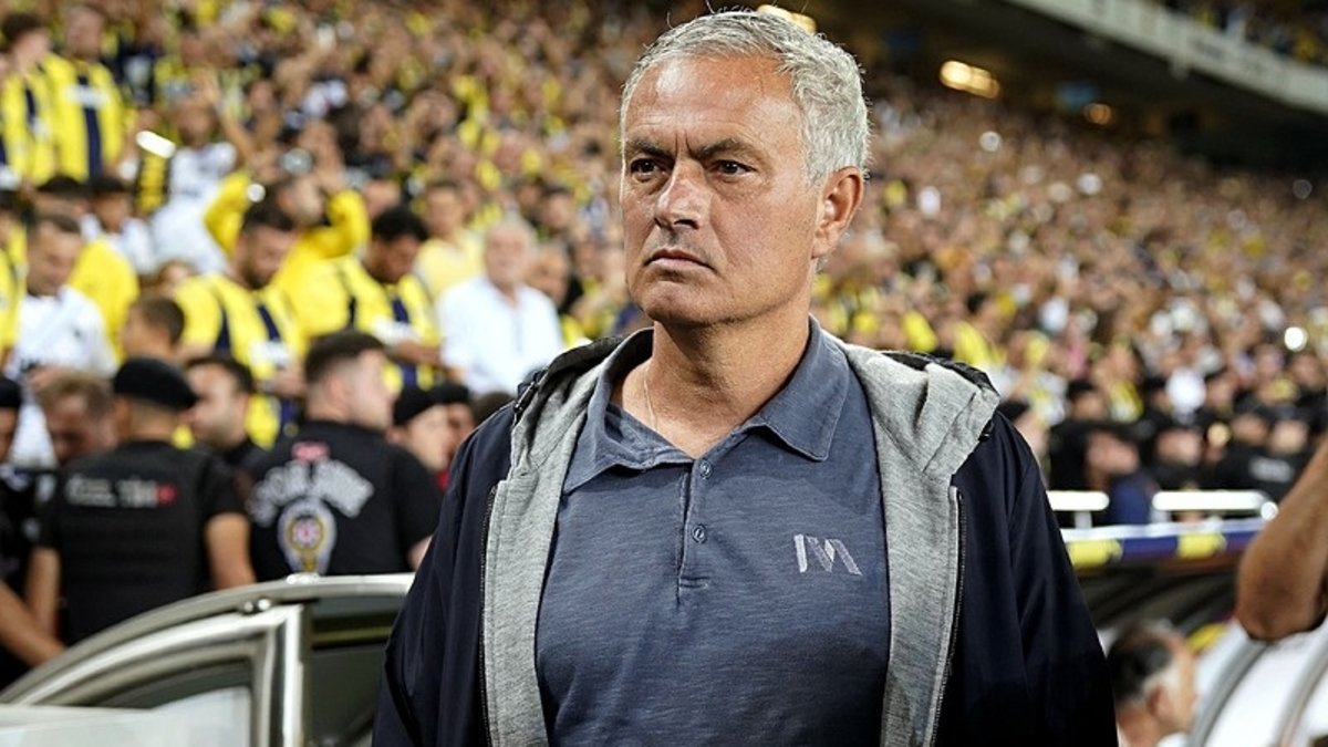 Jose Mourinho'dan orta saha için flaş karar! İşte Fenerbahçe'nin Galatasaray maçı muhtemel 11'i Jose Mourinho'dan orta saha için flaş karar! İşte Fenerbahçe'nin Galatasaray maçı muhtemel 11'i