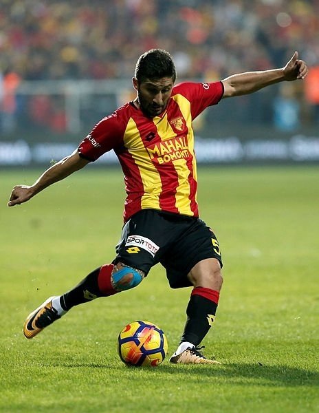 Ünlü futbolcular ve lüks otomobilleri