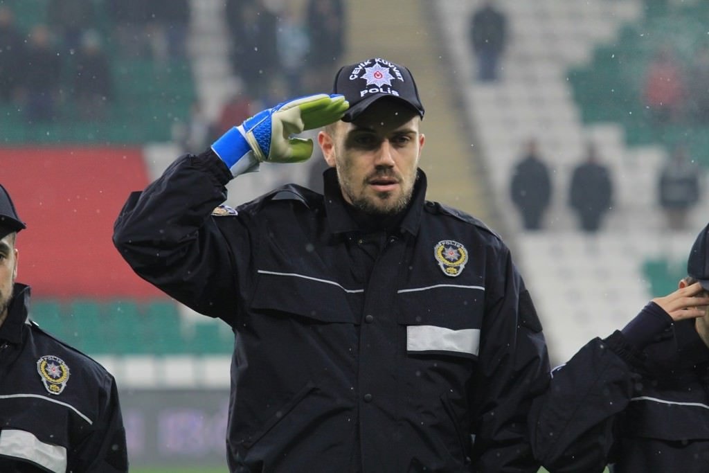 Bursaspor sahaya çevik kuvvet montlarıyla çıktı