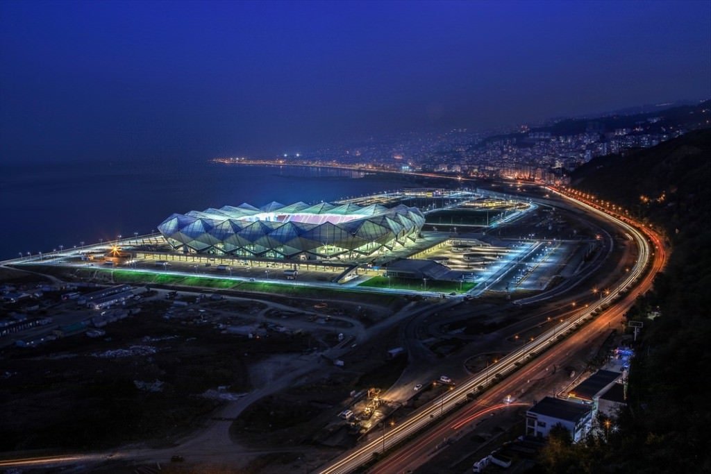 Akyazı Stadı’nda çim serimi bitti