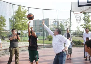 Bakan Bak, çocuklarla basketbol oynadı