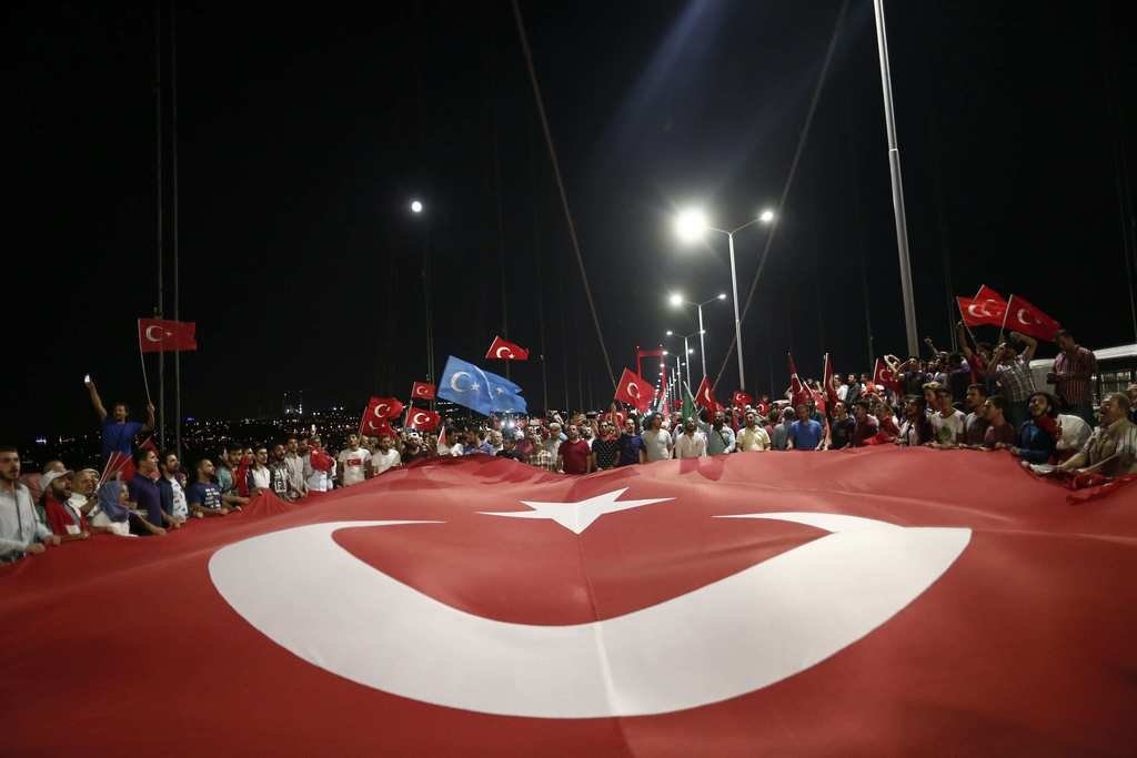 Milyonlar demokrasi nöbetinde