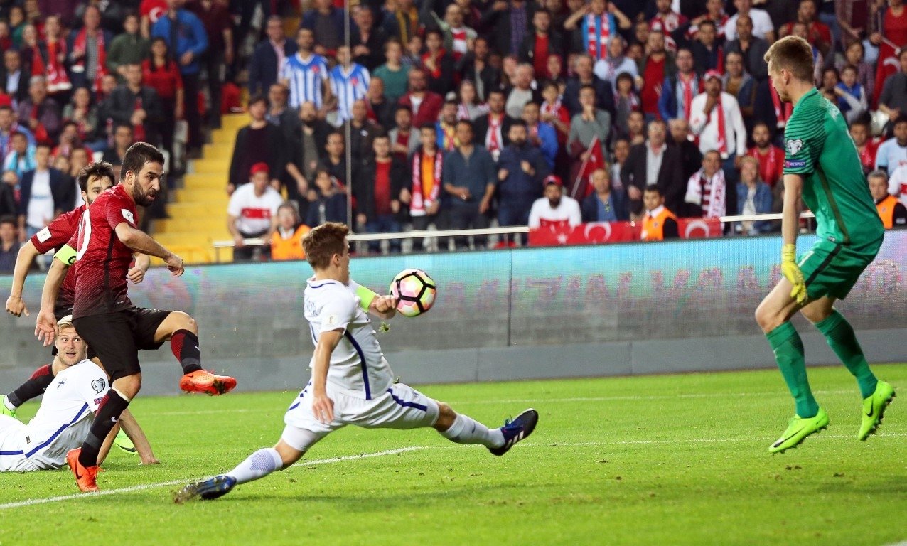 Arda Turan, uçakta gazeteciyle kavga etti