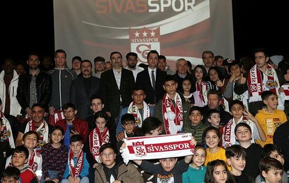 Sivasspor’da Rıza Çalımbay ve futbolculardan depremzede çocuklara destek