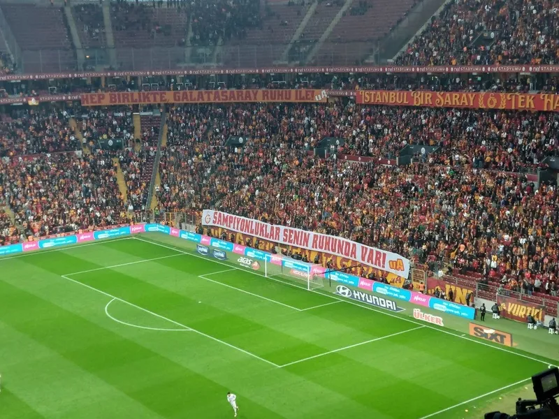 Galatasaray taraftarından takıma pankartlı destek! - 1