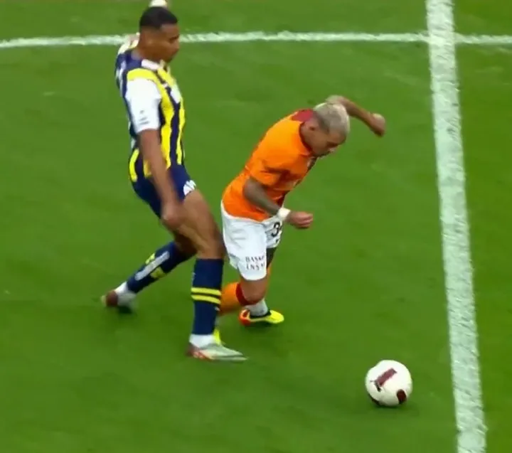 Fenerbahçe'de yıldız isim derbide kırmızı kart gördü! - 2
