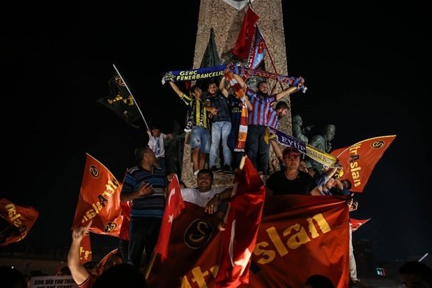 Taraftar grupları demokrasi yürüyüşünde