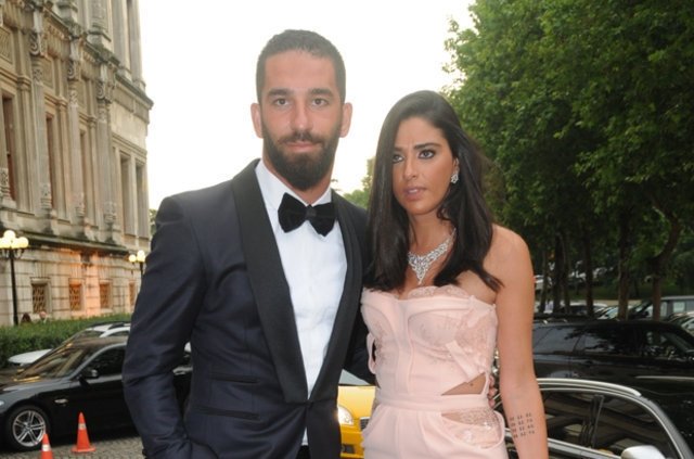 Arda Turan ile Aslıhan Doğan’ın barış fotoğrafı