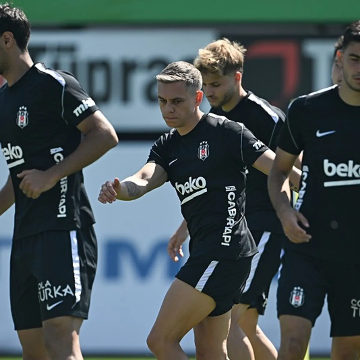 Beşiktaş'ın Avrupa Sınavı Kadrosu Açıklandı, Trossard Yolculukta Yok