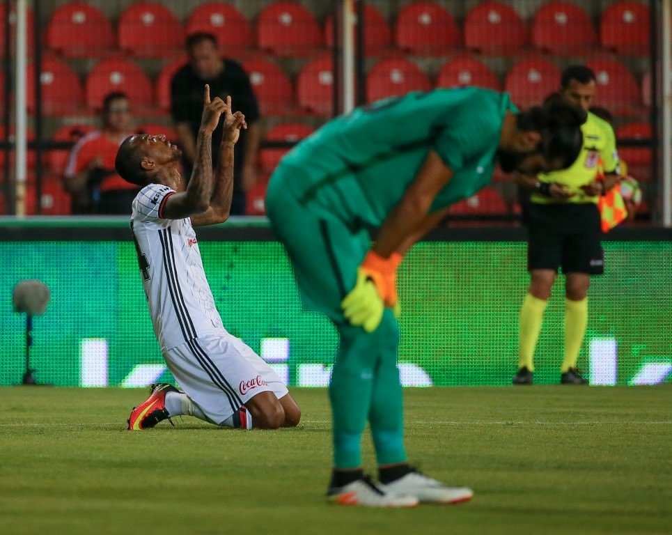 Beşiktaş, Akhisar deplasmanında rahat kazandı