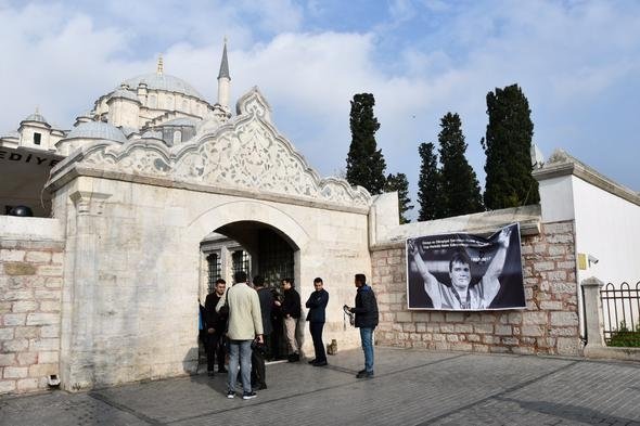 Efsane son yolculuğuna uğurlandı