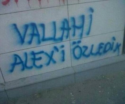 Duvarlara yazılmış tribün sloganları güldürüyor!