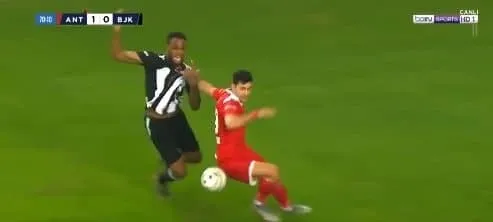 Antalyaspor Beşiktaş karşısında 10 kişi kaldı! İşte kırmızı kart pozisyonu... - 1