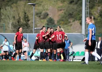 Milliler, Estonya'yı 3 golle geçti