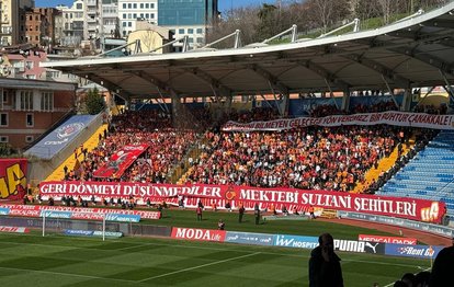Galatasaray taraftarı Çanakkale Şehitlerini unutmadı!