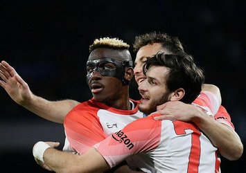 Napoli 3 puanı 3 golle aldı