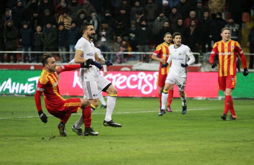 Kayserispor-Fenerbahçe karşılaşmasından kareler