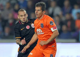 Emre Belözoğlu 1 yıl daha Başakşehir’de
