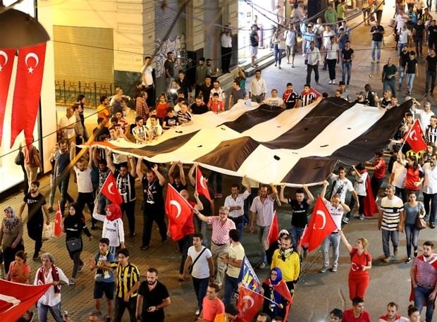 Taraftar grupları demokrasi yürüyüşünde