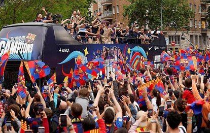 Barcelona şampiyonluğu taraftarlarıyla kutladı!