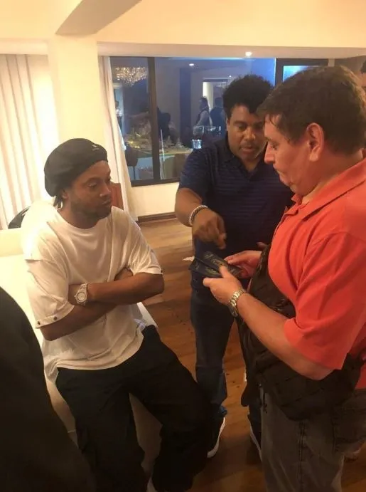 Brezilyalı eski yıldız Ronaldinho gözaltına alındı! - 1