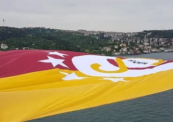 Galatasaray bayrakları Boğaz'a asıldı