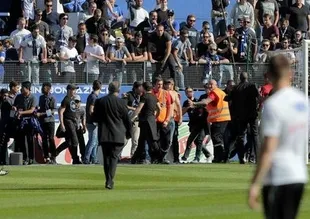 Lyon maçında tribünler sahaya indi