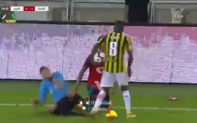 Hakem bir anda yere yığıldı!