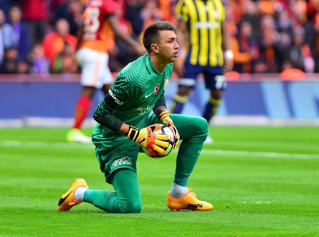 Tüyolar Muslera’dan