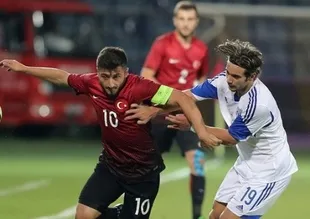Milli maçta tekmeler tokatlar havada uçuştu!