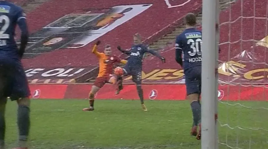 Galatasaray-Kasımpaşa maçında tartışılan penaltı pozisyonu! - 1