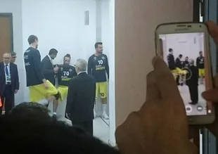 Aziz Yıldırım soyunma odasında başarı diledi